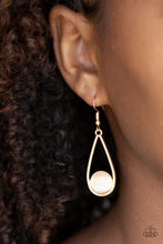 Laden Sie das Bild in den Galerie-Viewer, Over The Moon - Gold Earrings