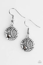 Laden Sie das Bild in den Galerie-Viewer, LEAF It To Chance - Silver earring