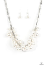 Laden Sie das Bild in den Galerie-Viewer, Glam Queen - White necklace