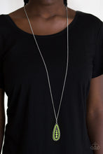 Laden Sie das Bild in den Galerie-Viewer, TIKI TEASE GREEN NECKLACE