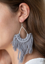 Cargar imagen en el visor de la galería, Wanna Piece of Macrame? - Silver Earring