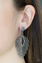 Laden Sie das Bild in den Galerie-Viewer, Metro Safari - Black Post Earrings