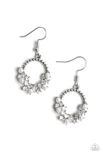 Laden Sie das Bild in den Galerie-Viewer, Refined Razzle - White earrings