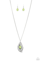 Laden Sie das Bild in den Galerie-Viewer, Flight Path - Green necklace