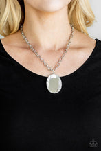 Laden Sie das Bild in den Galerie-Viewer, Light As HEIR - White Necklace