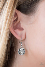 Laden Sie das Bild in den Galerie-Viewer, LEAF It To Chance - Silver earring