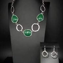 Laden Sie das Bild in den Galerie-Viewer, Haute Heirloom green necklace