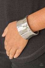 Laden Sie das Bild in den Galerie-Viewer, Urban Uptrend - Silver Bracelet
