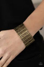 Laden Sie das Bild in den Galerie-Viewer, Ornate Orchards - Brass bracelet