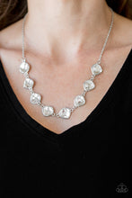 Laden Sie das Bild in den Galerie-Viewer, The Imperfectionist - White necklace