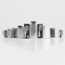 Laden Sie das Bild in den Galerie-Viewer, Modern Metro - Silver bracelet