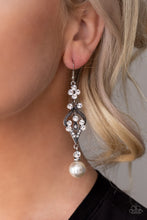 Laden Sie das Bild in den Galerie-Viewer, Elegantly Extravagant - White earring