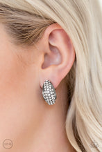 Cargar imagen en el visor de la galería, Revenue Avenue Black Clip On Earrings