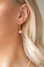 Laden Sie das Bild in den Galerie-Viewer, Regal Refinement - Gold necklace