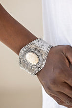 Laden Sie das Bild in den Galerie-Viewer, Mojave Majesty - White Bracelet