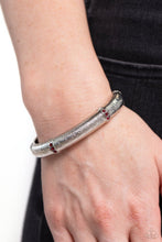 Laden Sie das Bild in den Galerie-Viewer, A Dash of Dazzle - Red bracelet