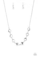 Laden Sie das Bild in den Galerie-Viewer, The Imperfectionist - White necklace