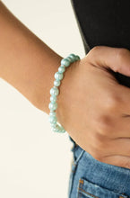 Laden Sie das Bild in den Galerie-Viewer, Powder and Pearls - Blue bracelet