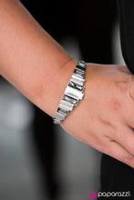 Laden Sie das Bild in den Galerie-Viewer, Modern Metro - Silver bracelet