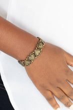 Laden Sie das Bild in den Galerie-Viewer, Rustic Heartthrob - Brass Bracelet