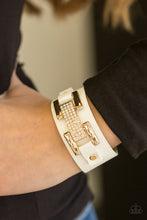 Laden Sie das Bild in den Galerie-Viewer, Going Platinum - White bracelet