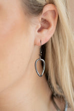 Laden Sie das Bild in den Galerie-Viewer, The Challenger Black – Paparazzi Necklace - SC Bling Boutique