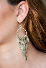 Laden Sie das Bild in den Galerie-Viewer, Paparazzi Feather Frenzy - brass earrings - SC Bling Boutique