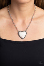 Laden Sie das Bild in den Galerie-Viewer, Authentic Admirer White Necklace