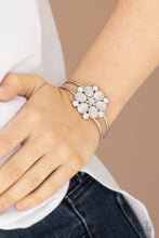 Laden Sie das Bild in den Galerie-Viewer, Garden Extravagance White Bracelet - SC Bling Boutique