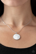 Laden Sie das Bild in den Galerie-Viewer, Shimmering Seashores White Necklace - SC Bling Boutique