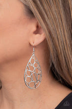 Laden Sie das Bild in den Galerie-Viewer, Reshaped Radiance Silver Earring - SC Bling Boutique